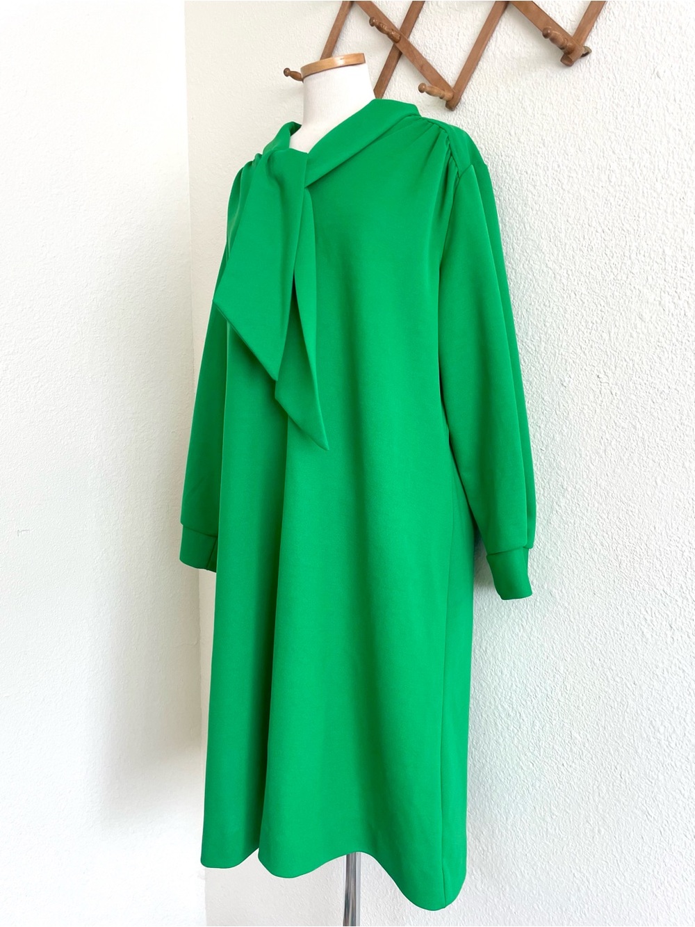 1970s Vintage Green Long Sleeved Midi Dress